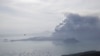 Gunung berapi Taal terus menumpahkan asap dan lahar, di Tagaytay, provinsi Cavite, selatan Manila, Filipina, 13 Januari 2020. (AP Photo/Aaron Favila)