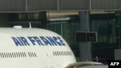 Nhà chức trách ngành hàng không nói có đến một phần tư chuyến bay ra vào Paris sẽ chậm trễ hoặc hủy bỏ