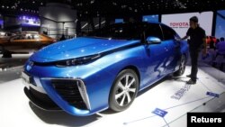 A Mirai fuel cell vehicle by Toyota is displayed at China's International Automobile Exhibition in Guangzhou, China November 18, 2016. (REUTERS/Bobby Yip)