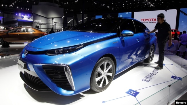 A Mirai fuel cell vehicle by Toyota is displayed at China's International Automobile Exhibition in Guangzhou, China November 18, 2016. (REUTERS/Bobby Yip)