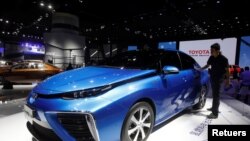 A Mirai fuel cell vehicle by Toyota is displayed at China's International Automobile Exhibition in Guangzhou, China November 18, 2016. (REUTERS/Bobby Yip)