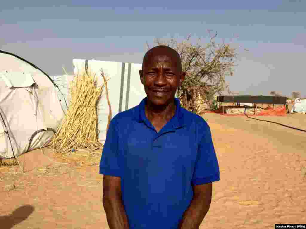 Oumara Gobo, chef du village d'Assaga-Niger. Il veille sur 100 familles dans ce camp de déplacés près de Diffa, le 28 février 2016. (VOA/Nicolas Pinault)