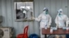 ရန်ကုန်မြို့ Quarantine Center တခုမှာ COVID ရောဂါရှိ၊ မရှိ Swab နမူနာယူ စစ်ဆေးပေးဖို့ ပြင်ဆင်နေကြတဲ့ PPE ဝတ်စုံဝတ်ဆင်နေကြသည့် ကျန်းမာရေးဝန်ထမ်းများ။ (အောက်တိုဘာ ၁၃၊ ၂၀၂၀)
