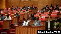 Le ministre Burkina Sommanogo Koutou conduit la délégation de son gouvernement à la conférence de la Communauté économique des Etats d'Afrique de l'Ouest (Cédéao) à Abuja, Nigeria, 26 avril 2018. (VOA/Gilbert Tamba)