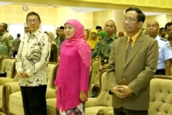 Mantan Menteri Agama Lukman Hakim Saefuddin, Gubernur Jawa Timur Khofifah IP, dan Menkopolhukam Mahfud MD. (Foto: Humas UIN Suka)