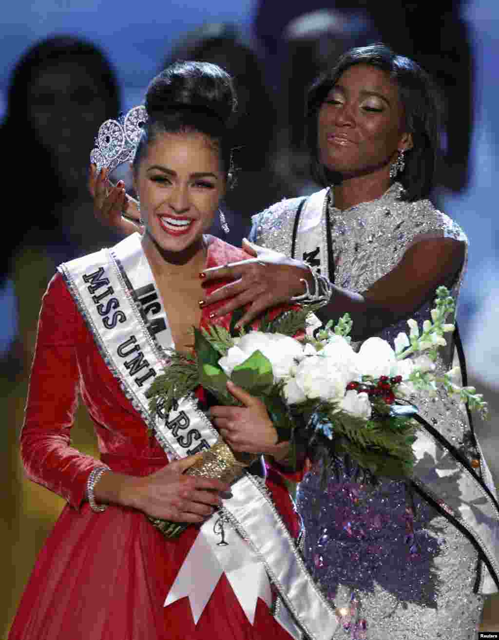 Miss Universe 2011 Leila Lopes of Angola (R) prepares to crown Miss USA Olivia Culpo during the Miss Universe pageant at Planet Hollywood Resort and Casino in Las Vegas, Nevada December 19, 2012. REUTERS/Steve Marcus (UNITED STATES - Tags: ENTERTAINMENT)