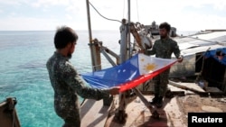 驻守在阿云金暗沙（中国称仁爱礁，西方称第二托马斯浅滩）的菲律宾军人（路透社2014年3月29日）
