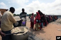 Des Somaliens déplacés font la queue dans une cantine populaire à Hodan, au sud de Mogadiscio ( 5 sept. 2011)