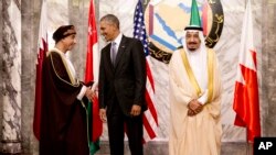 Le Premier ministre adjoint d'Oman, Fahd bin Mahmoud al-Said, le président Barack Obama et le roi Salmane d'Arabie Saoudite. (AP Photo/Carolyn Kaster) 