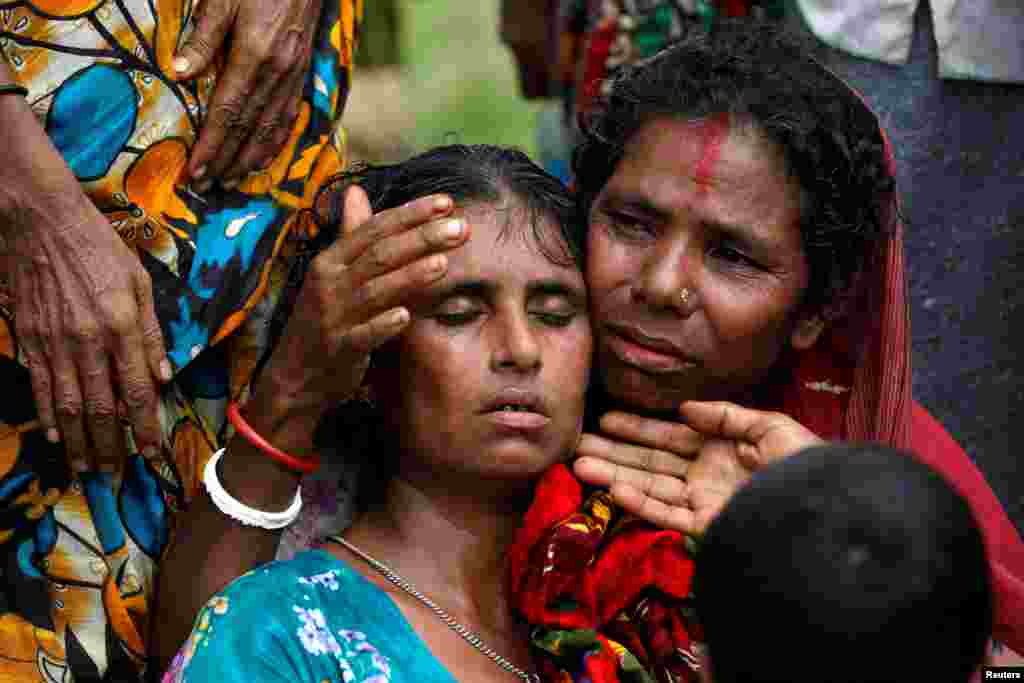 Warga Hindu meratapi jenazah keluarga mereka yang ditemukan dalam kuburan massal di Maungdaw, negara bagian Rakhine, Myanmar.