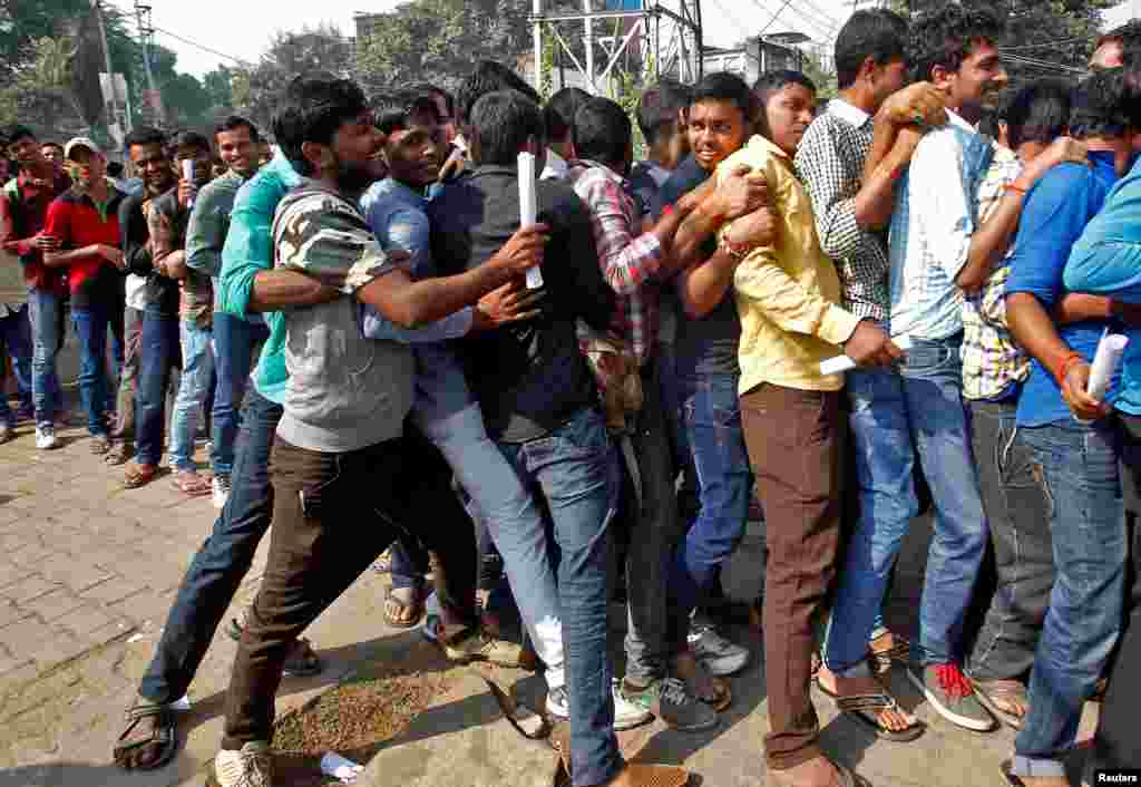 Warga berdesakan dalam antrian panjang, berusaha menukarkan mata uang lama yang ditarik dari peredaran oleh pemerintah India, di Allahabad, India.