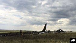 Restos del avión militar derribado por separatistas prorrusos cerca del aeropuerto de Lugansk.