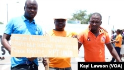 Des partisans de l’opposition brandissent une planche avec un appel aux forces d’armées à Lomé, Togo, 20 septembre 2017.