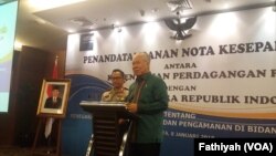 Kepolisian Republik Indonesia (Polri) dan Kementerian Perdagangan pada Senin (8/1) menandatangani kerja sama mengenai penegakan hukum, pengawasan, dan pengamanan di bidang perdagangan. (Foto: VOA/Fathiyah)