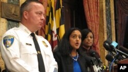 Bà Vanita Gupta (giữa), người đứng đầu bộ phận Dân quyền của Sở Tư pháp, thảo luận về những phát hiện khi điều tra Sở cảnh sát Baltimore.