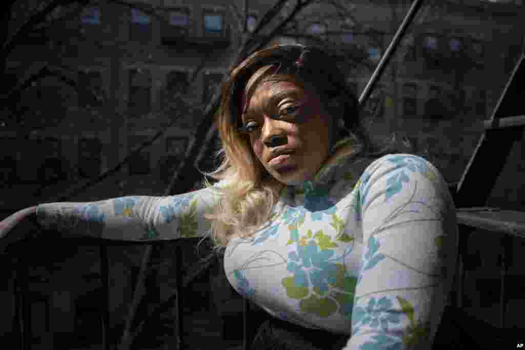 Tiffany Pinckney posa para un retrato en el barrio de Harlem de Nueva York el 1 de abril de 2020. Después de un período de cuarentena en su hogar, separada de sus hijos, se ha recuperado de COVID-19. Pinckney se convirtió en uno de los primeros donantes de "plasma de convalecencia" del país. Los médicos de todo el mundo están desempolvando un tratamiento centenario para las infecciones: infusiones de plasma sanguíneo repleto de moléculas inmunes que ayudaron a los sobrevivientes a vencer al nuevo coronavirus. 