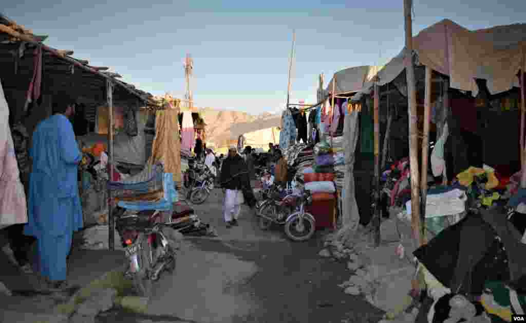 یہ بازار سریاب لنک روڈ پر عارضی طور پر مختلف چھوٹی چھوٹی اور کچی دکانوں پر مشتمل ہے۔ 