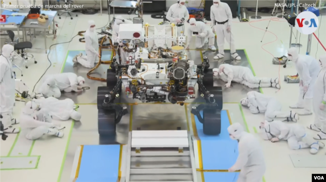 La VOA comprobó que la NASA prueba en su laboratorio JPL de Pasadena, California, su nuevo Rover o Astromóvil que enviará a Marte en una misión especial.