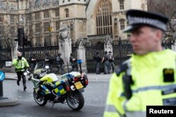 Naoružana policija ispred parlamenta tokom odgovora na incindent na Vestisterskom mosu u Londonu, 22. mart 2017.