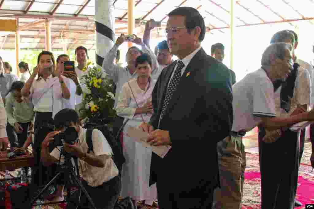 Kem Sokha, vice president of the Cambodia National Rescue Party joins Chan Soveth’s funeral, human investigator for local NGO, Adhoc, December 11, 2014. (Nov Povleakhena/VOA Khmer)