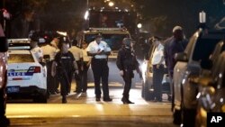 El atacante armado actuó contra los agentes policiales mientras estos cumplían una orden antidroga en el norte de Filadelfia, el miércoles 14 de agosto de 2019. 