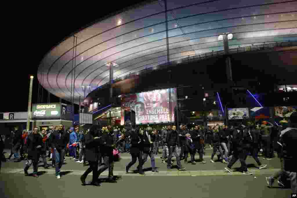 人群在法国和德国足球队举行了国际友谊赛后离开巴黎城外的法兰西体育场。（2015年11月13日）