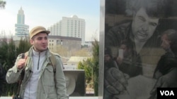Mehman Hüseynov qətlə yetirilmiş jurnalist Elmar Hüseynovun məzarını ziyarət edərkən 