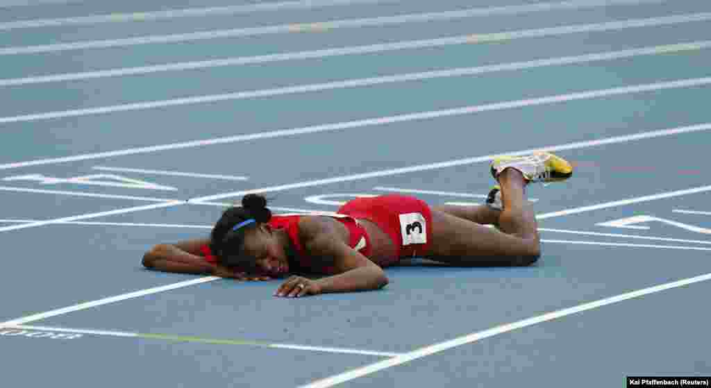 Alysia Johnson Montano amelala chini baada ya kuankuga kwenye msatri wa kumaliza finali ya mbiyo za mita 800 wanawakwe wakati wa mashindano ya dunia ya riadha ya IAAF kwenye uwanja wa Luzhniki Moscow August 18, 2013.