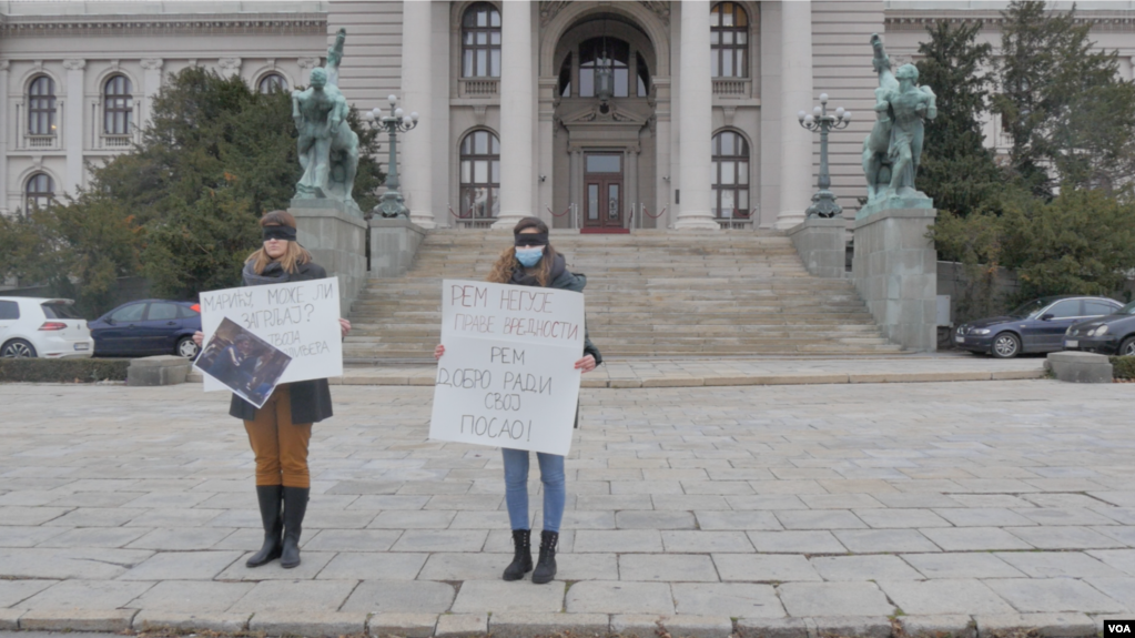 Improvizovana konferencija za štampu Udruženja za zaštitu ustavnosti i zakonitosti ispred Skupštine Srbije, u Beogradu, 11. decembra 2019. (Foto: VOA/Rade Ranković)