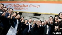 중국 최대 전자상거래 업체인 알리바바 그룹 관계자들이 지난 2014년 미국 증시 상장 직후 기념촬영을 하고 있다. 