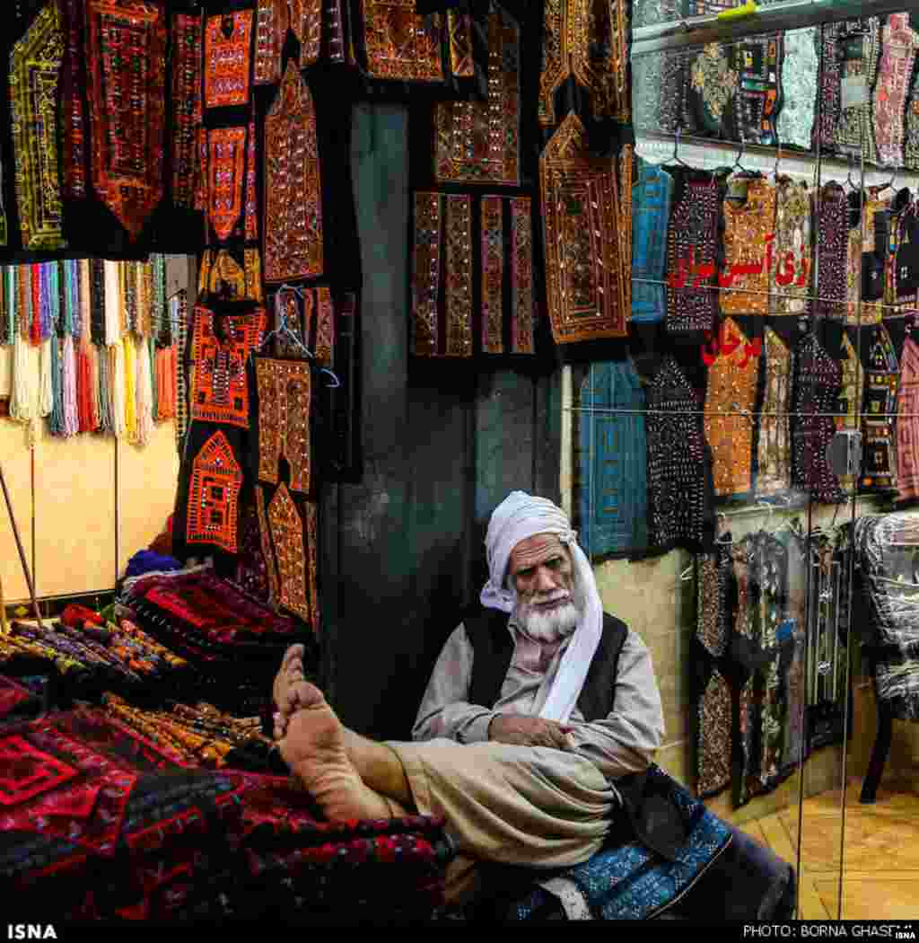 به رنگ زاهدان ... عکسی از یک پارچه فروش در بازار مرکز سیستان و بلوچستان. عکس: برنا قاسمی - ایسنا