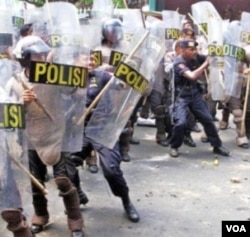 Polisi Indonesia mengamankan aksi unjuk rasa di Jakarta.