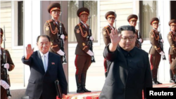 El líder norcoreano, Kim Jong Un, se despide del presidente de Corea del Sur, Moon Jae-in, tras reunirse en la aldea de Panmunjom, en Corea del Norte, en la imagen entregada por la Casa Azul el 26 de mayo de 2018. The Presidential Blue House /Handout via 