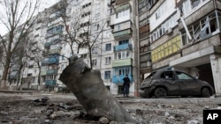 烏克蘭港口城市馬里烏波爾的公寓樓附近的導彈殘骸。