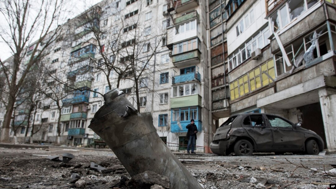 Một mảnh của tên lửa bên ngoài một tòa nhà ở Vostochniy, thành phố Mariupol, miền đông Ukraine, ngày 25/1/2015.