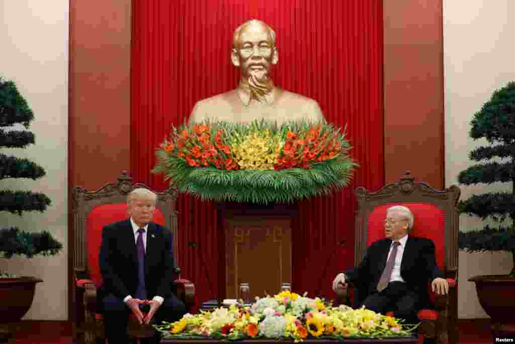 អគ្គលេខាធិការបក្សកុម្មុយនិស្តវៀតណាម លោក Nguyen Phu Trong និងលោកប្រធានាធិបតីអាមេរិក ដូណាល់ ត្រាំ បានពិភាក្សាគ្នានៅក្នុងកិច្ចប្រជុំទ្វេភាគីនៅទីស្នាក់ការកណ្តាលបក្សកុម្មុយនិស្តនៅទីក្រុងហាណូយ ប្រទេសវៀតណាម កាលពីថ្ងៃទី១២ ខែវិច្ឆិកា ឆ្នាំ២០១៧។