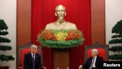 El Secretario General del Partido Comunista de Vietnam, Nguyen Phu Trong, y el presidente de EE. UU., Donald Trump, celebran una reunión bilateral en la Sede del Partido Comunista en Hanoi, Vietnam, el 12 de noviembre de 2017.