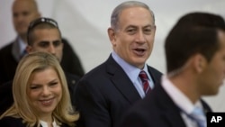 Sara Netanyahu (L) na mumewe Benjamin Netanyahu huko Jerusalem.