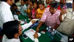 Supporters of National Rescue Party gather to give their thumbprint at the party's office in Phnom Penh, Cambodia, July 31, 2013, as they complain that their names were not in the voting lists of July 28 election. 