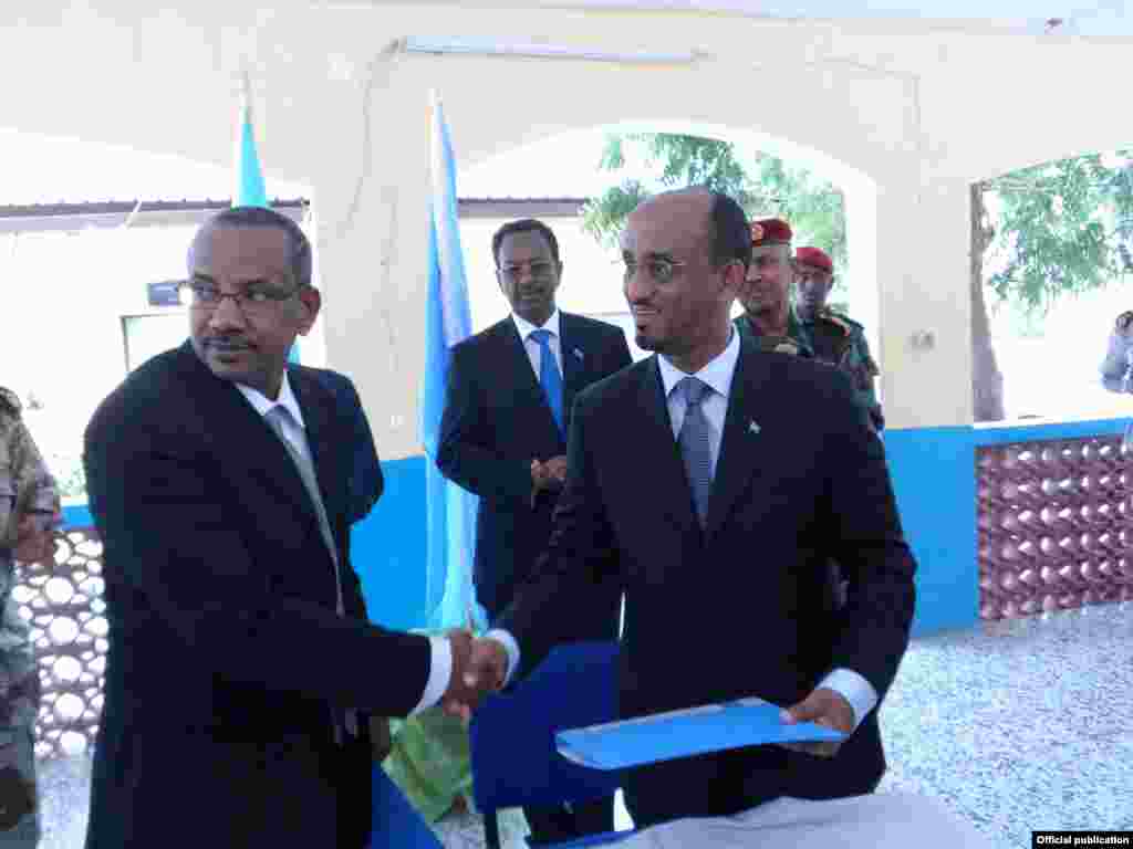 Wasiirada Gaashaandhigga ee Jabuuti iyo Soomaaliya oo kala guddoomay deeqda.