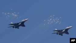 Lovci MiG-29 Vojske Srbije prilikom izvođenja vežbe tokom ceremonije na Batajnici, vojnom aerodromu u blizini Beograda, 20. oktobra 2017.