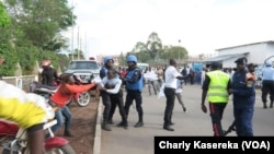 Les Casques bleus interviennent quand les forces de sécurité brutalisent des manifestants devant le quartier général de la Monusco à Goma, Nord-Kivu, RDC, 26 octobre 2017. (VOA/Charly Kasereka)