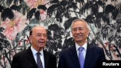 美国商务部长罗斯（左）在北京钓鱼台国宾馆与中国国务院副总理刘鹤会晤。（2018年6月3日）