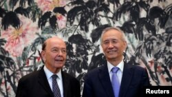 美國商務部長羅斯（左）在北京釣魚台國賓館與中國國務院副總理劉鶴會晤。 （2018年6月3日）