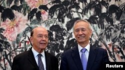 Menteri Perdagangan AS Wilbur Ross (kiri) bersama Wakil Perdana Menteri China Liu He di Wisma Negara Diaoyutai, Beijing, China, 3 Juni 2018. (Foto: dok).