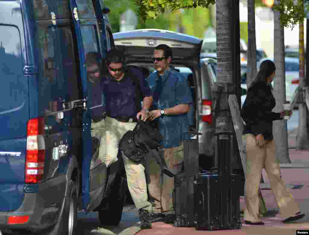 FBI agents prepare to enter the offices of CONCACAF, the soccer federation that governs North America, Central America and the Caribbean, in Miami Beach, Florida, May 27, 2015.&nbsp;