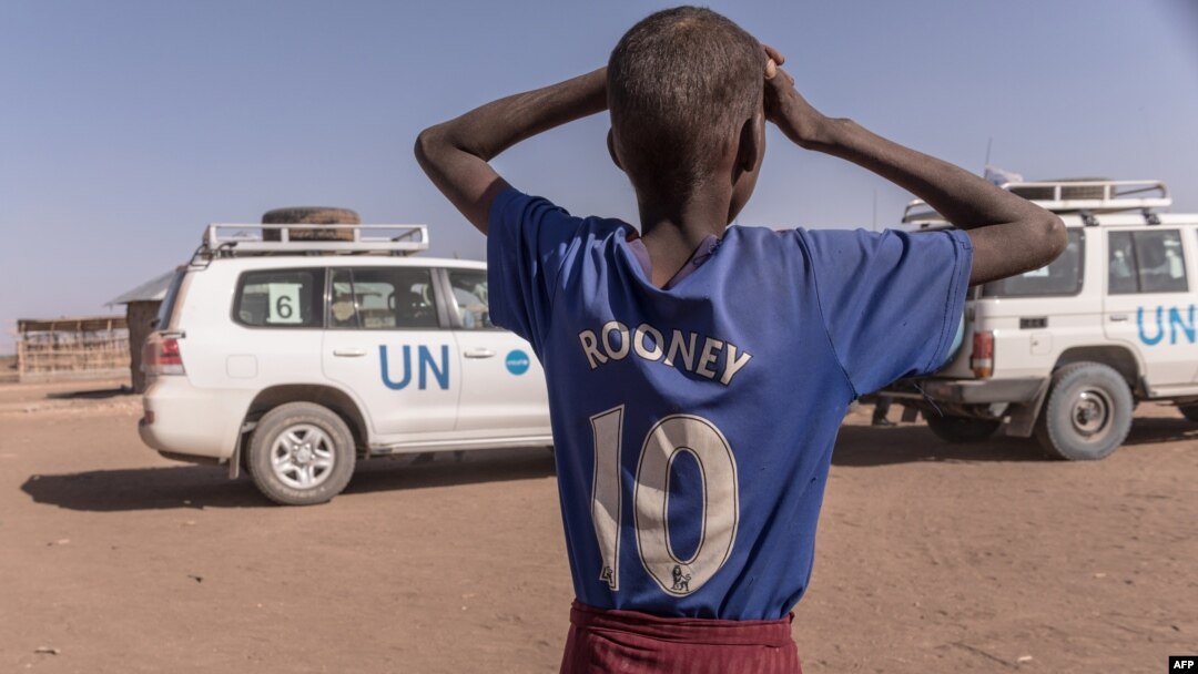 Un garçon regarde un véhicule de l'ONU dans un camp de déplacés internes, à Gode, en Ethiopie, le 27 janvier 2018.
