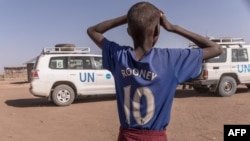 Un garçon regarde un véhicule de l'ONU dans un camp de déplacés internes, à Gode, en Ethiopie, le 27 janvier 2018.