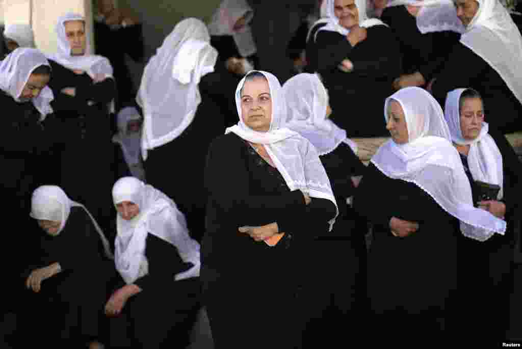 Những người phụ nữ theo tín ngưỡng Druze trong đám tang của một sĩ quan cảnh sát biên giới người Israel, Jedan Assad, tại làng Beit Jann ở miền bắc thành phố Galilee của Israel.