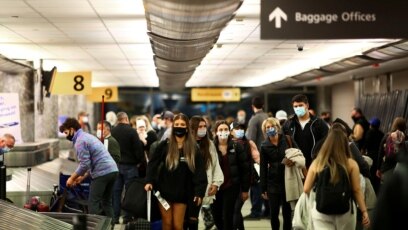 TƯ LIỆU: Hành khách đeo khẩu trang nhận lại hành lý tại sân bay ở thành phố Denver, bang Colorado, Mỹ, ngày 24 tháng 11, 2020. 